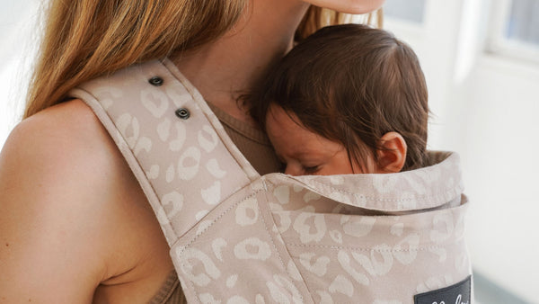 Schlafregression: Wenn nichts mehr so klappt, wie es mal war – Babytragen als Rettungsanker