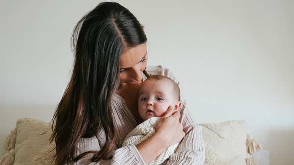 Die Angst vom verwöhnten Kind: Warum Babys niemals zu viel Liebe & Nähe bekommen können