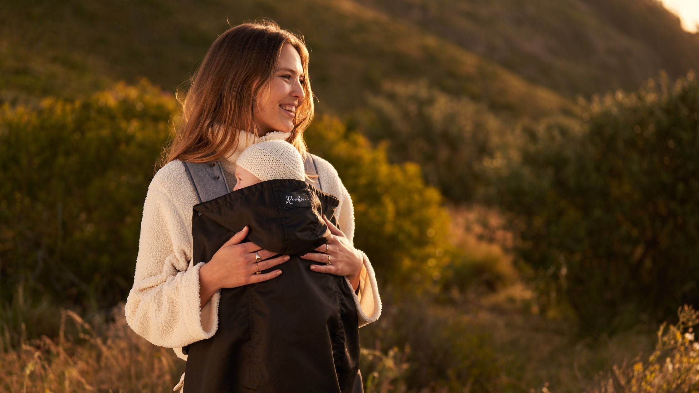 6 Tipps für das Babytragen im Frühling – So genießt ihr die Übergangszeit